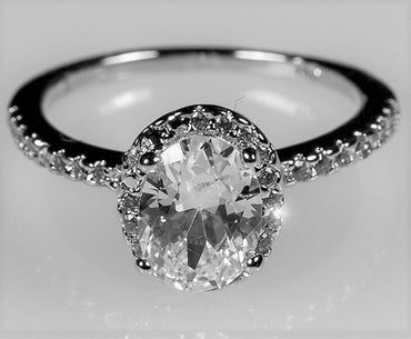 Laveda 8x6mm Oval Halo Solitaire Engagement Ring | 1.3ct